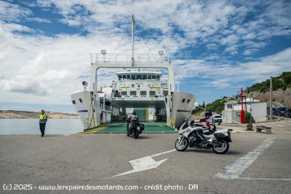 A bord du ferry pour partir en direction de l'île de Pag