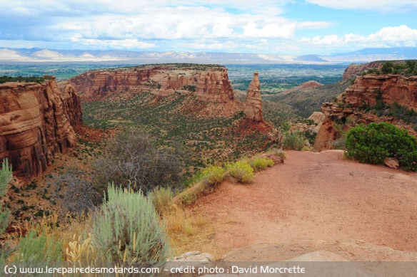 Independance Monument View dans le Colorado National Monument à moto