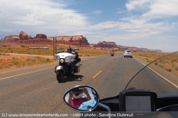 plaisir de rouler sur les routes de monument valley