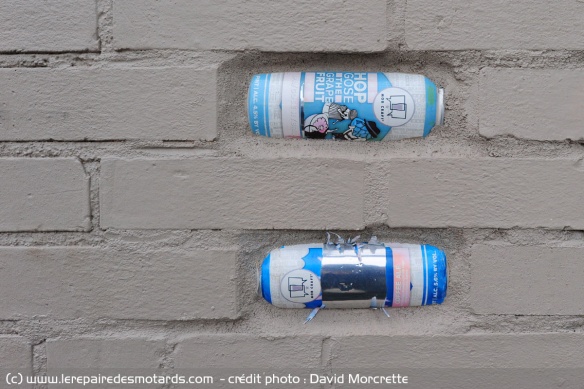 Canettes de bière dans un mur