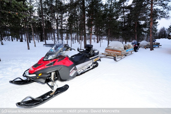 Motoneige trainant un traineau