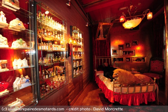 La chambre de prostituée à The mini Bottle Gallery