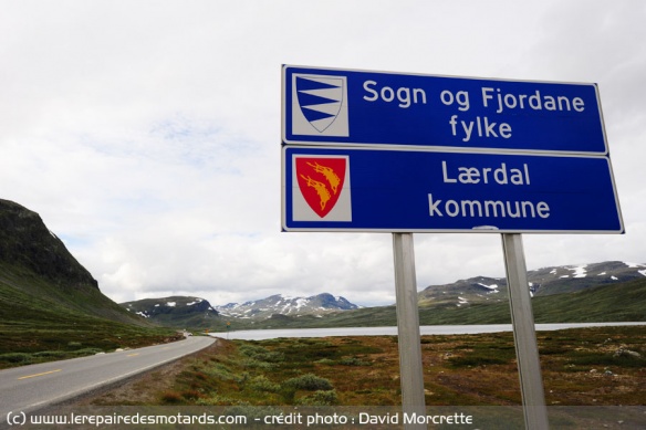 Panneau avec blasons de la commune de Laerdal
