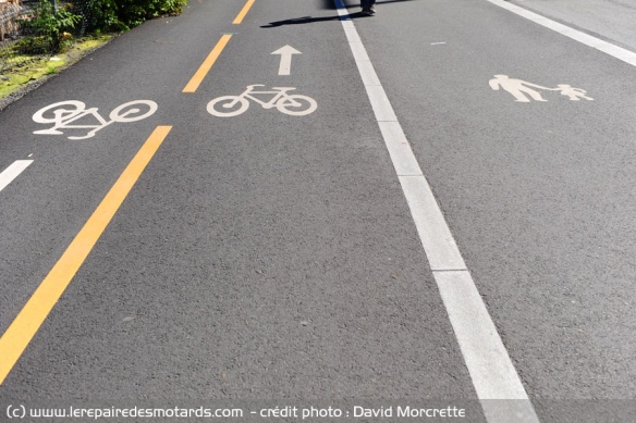 Piste cyclable et partie réservée aux piétons