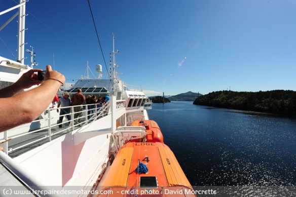 Passage sous un pont avec l'Hurtigruten