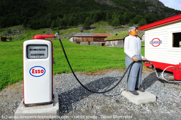 Station service sur la route 7