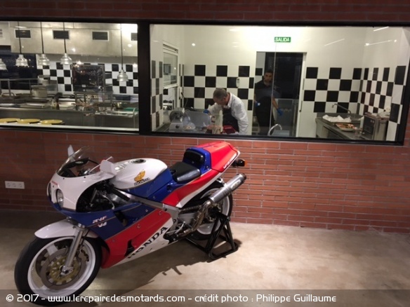 Tout sur l'Ace Café : ici une RC30 devant la cuisine à Barcelone