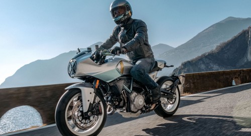Ducati lève le voile sur la Formula 73, un café racer inspiré par la 750 Super Sport Desmo, basé sur la Scrambler et produit en édition limité