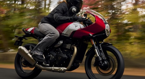 Déjà présentée en Inde, la Thruxton confirme son retour en Europe dans la gamme Triumph autour de la plateforme TR-Series de 398 cm3