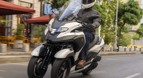 Yamaha ajuste le style de son trois-roues Tricity 300, le dote d'un éclairage revu, d'un nouveau tableau de bord, d'un ABS en courbe et l'équipe d'un airbag pilote