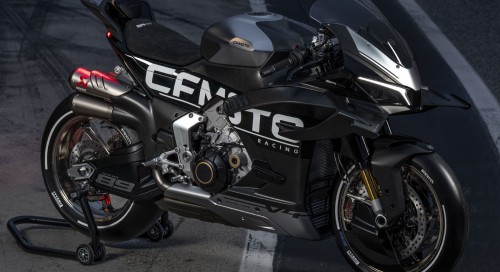 Après le concept Master of Speed de l'an dernier, CFMOTO continue d'avancer sur son hypersportive en présentant le prototype V4 SR-RR de 212 ch et 114 Nm