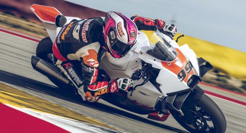 Plus puissante, mieux équipée et focalisée sur les performances sur circuits, la KTM 990 RC R Track dévoile tous ses détails