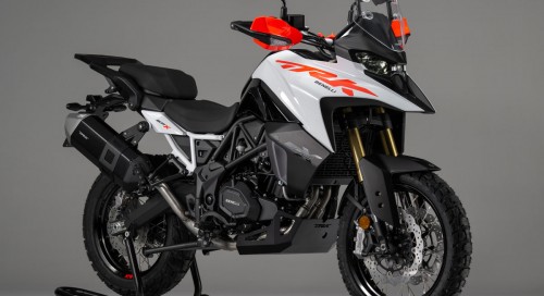 Benelli modernise son trail d'entrée de gamme avec la nouvelle TRK 602 X qui se dote d'un twin de 554 cm3, d'une partie cycle affutée, d'un réservoir de 20 litres...