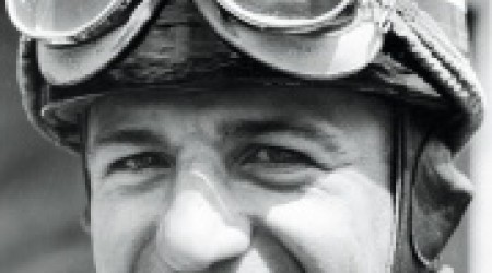 Retour sur le parcours d'Hermann Paul Müller qui reste le plus vieux champion du monde moto de l'histoire, de ses premiers succès aux records de vitesse en passant par les heures sombres de l'Allemagne de la fin des années 1930