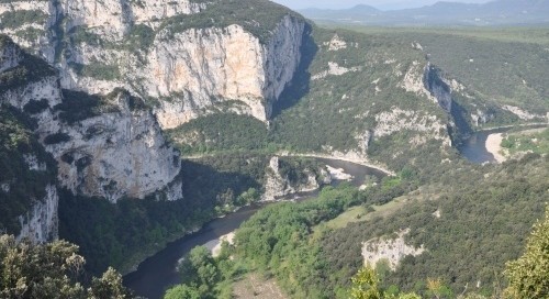 Balade par l'Ardèche du sud et les Gorges. Passage par les villages de St-Thomé, Lorgentière et Labeaume. Belvédère de Tourre et Grotte de la Madeleine