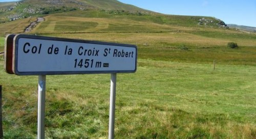 Une boucle de 337 km, qui se réalise en une dizaine d'heures y compris les arrêts. Beaucoup de virages sur des routes étroites mais forcément de mauvaise qualité. Très peu de ligne droites ! Les débutants feront attention après Queuille : sur 2 km, route très étroite, sinueuse et épingles à cheveux pouvant glisser. Tout le reste se fait le nez en l'air, l'appareil photo, ou le caméscope sur On. Remarque importante : privilégiez une météo splendide pour ne pas être déçu. S'il fait trop chaud, attention au verglas d'été.