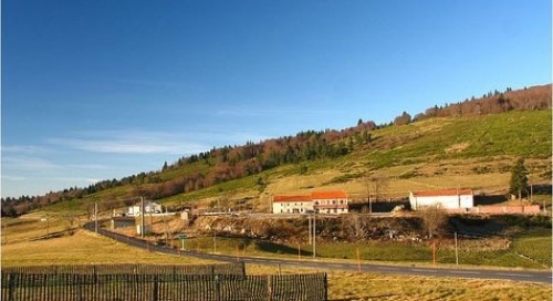 Balade de 250 km au cœur des monts ardéchois. Passage des cols de l'Escrinet (787 m), de la Fayolle (877 m), des Quatres Vios (1149 m) et de la Chavade (1266 m). Traversée du Tunnel du Roux, long de 3300 m et non éclairé.
